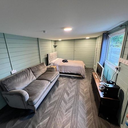 Cozy Cabin Independent Ensuite 길드포드 외부 사진