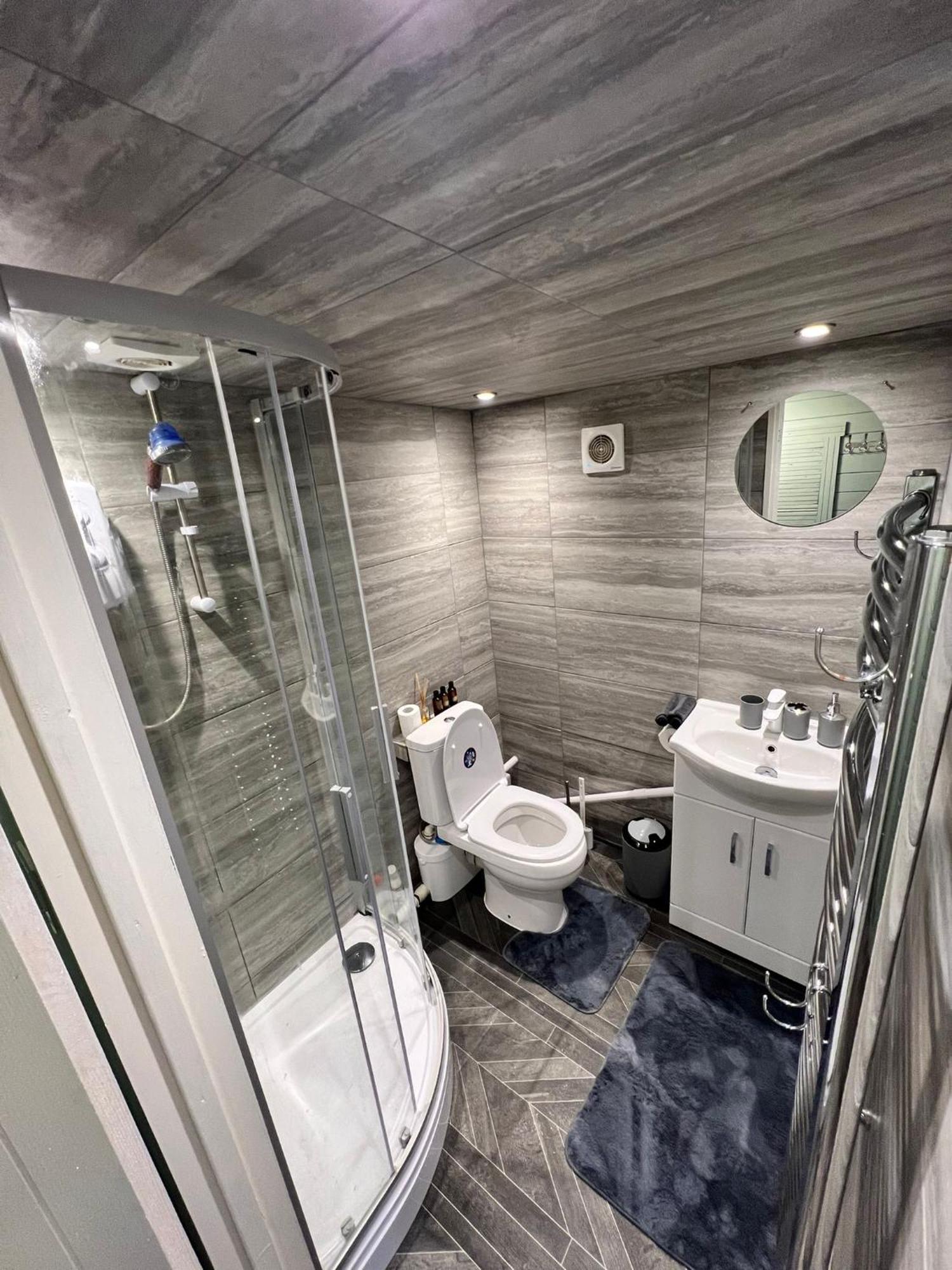 Cozy Cabin Independent Ensuite 길드포드 외부 사진